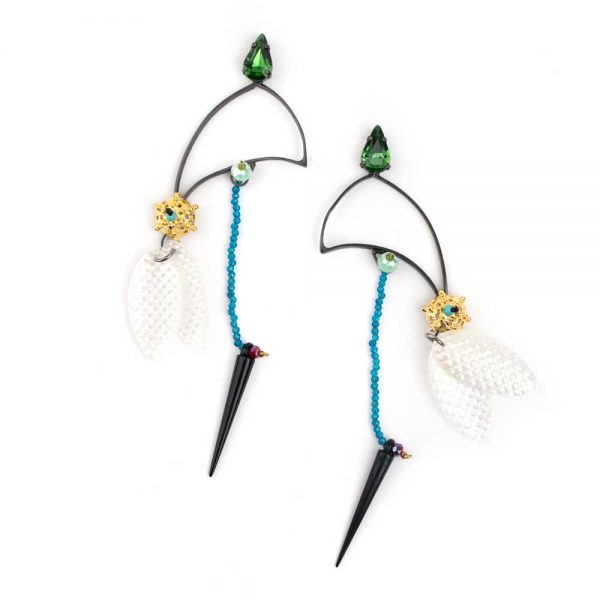 Σκουλαρίκια Ψάρια από ορείχαλκο με μαύρη και χρυσή επιμετάλλωση και κρύσταλλα