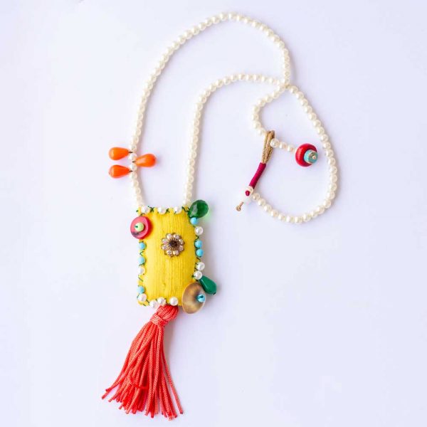 Κολιέ με μαργαριτάρια, ύφασμα και χάντρες