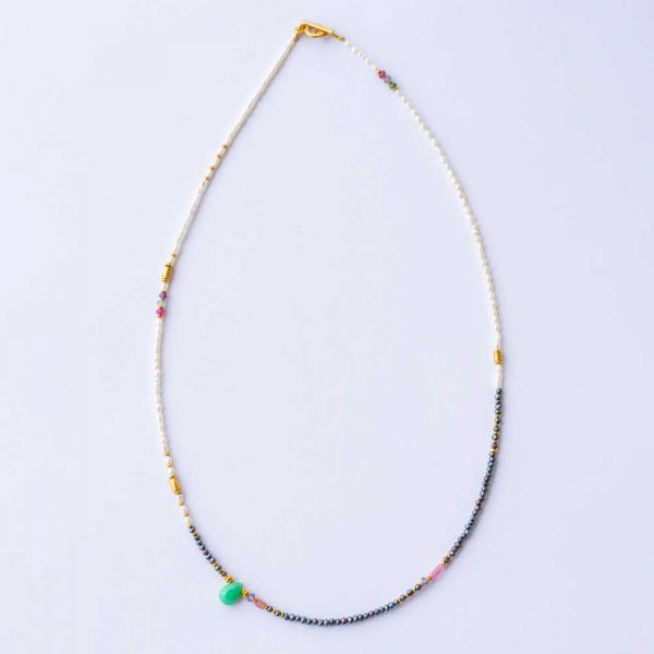 Necklace with white and black pearl and gold plated