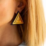 Triangle earrings with enamel